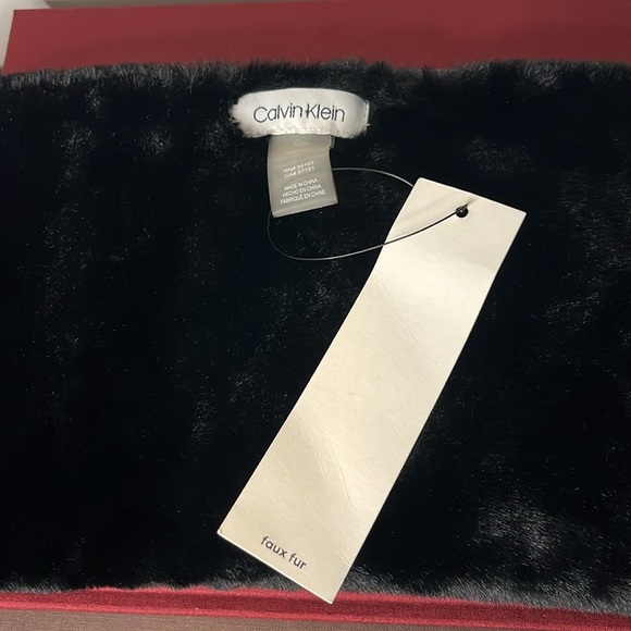 NWT Calvin Klein Faux Fur Black and White Super Soft Scarf with CK Logo - Picture 4 of 5